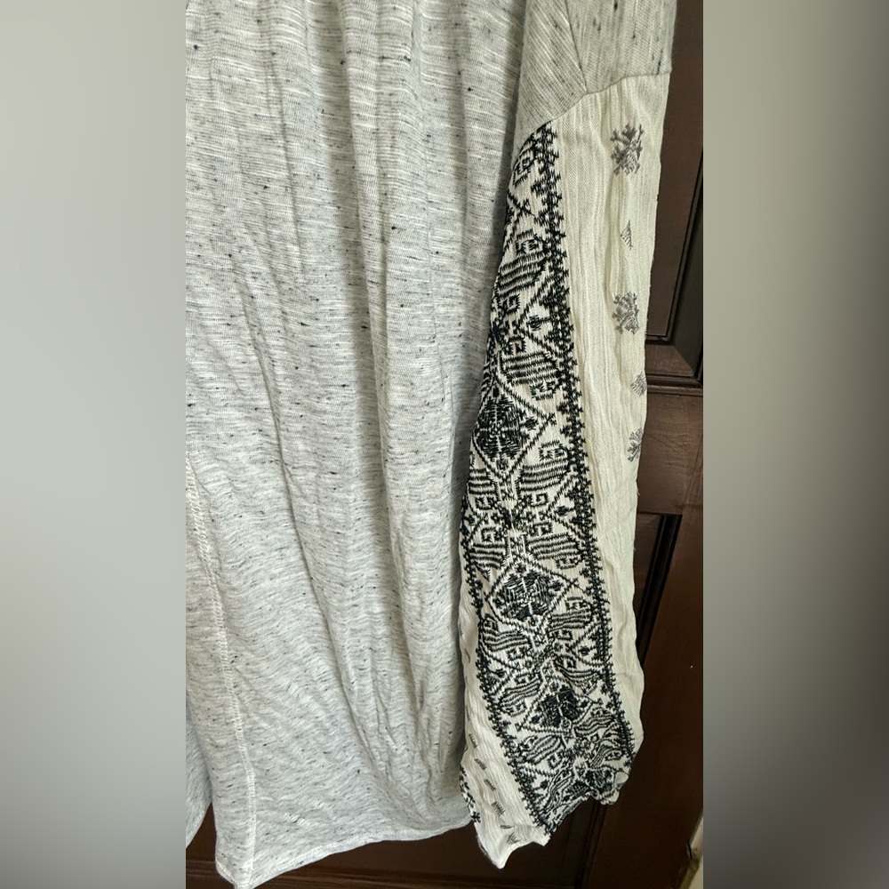 NWOT Hummingbird Plus Gray V-Neck Top with Long Sheer Embroidered Sleeves - Picture 5 of 10